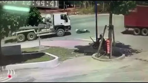 Clip: Đi vào điểm mù, nam thanh niên bị xe bồn cuốn vào gầm nhưng cái kết khiến ai cũng bất ngờ